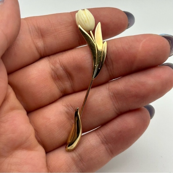 Vintage Avon Gold Tone Floral Stick Pin with White Cream Rose and Leaves - Picture 1 of 6